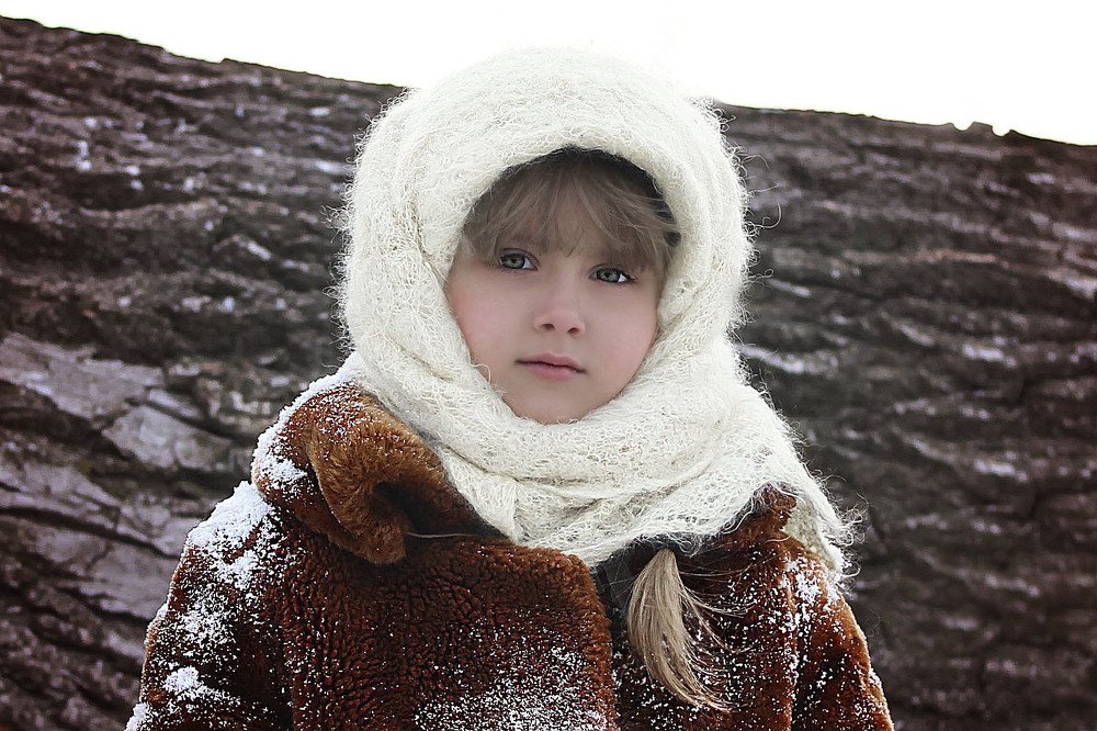 детский зимний портрет на улице.