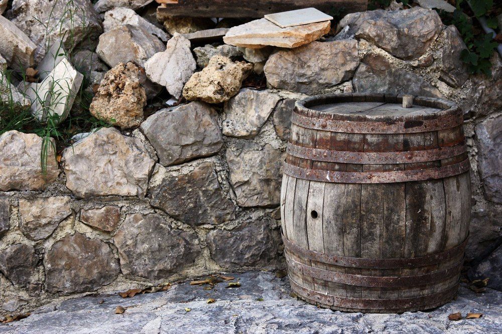 На задворках