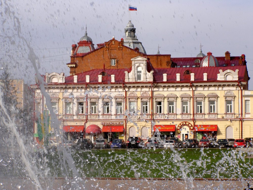 Фонтан и город