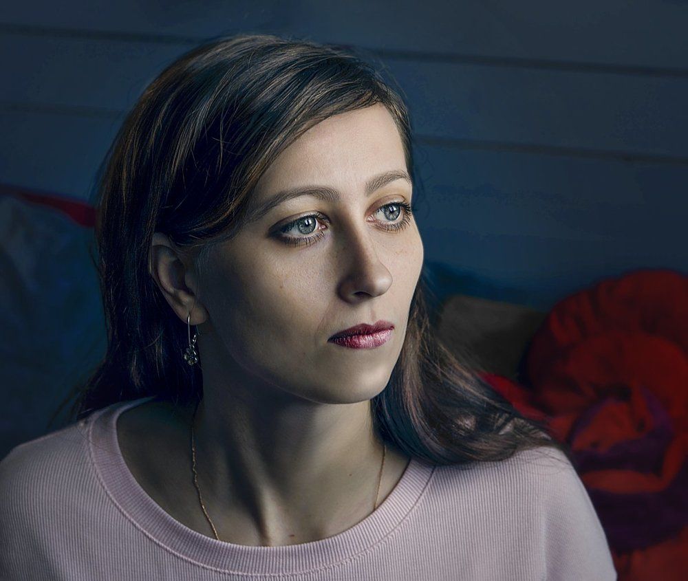 задумалась