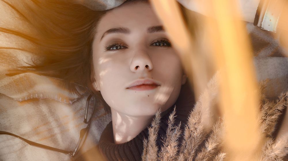 Лежать,смотря на небо