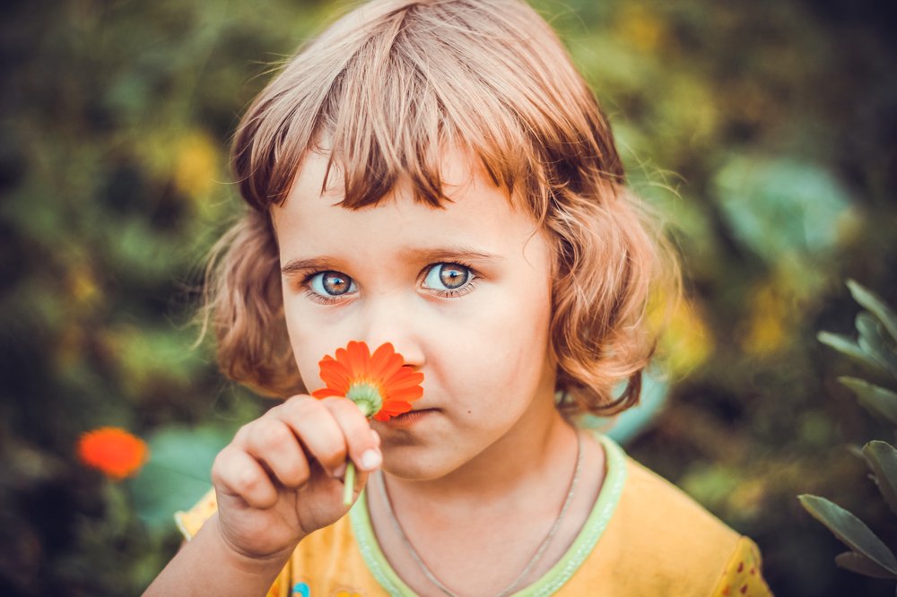 Little Vic and flower