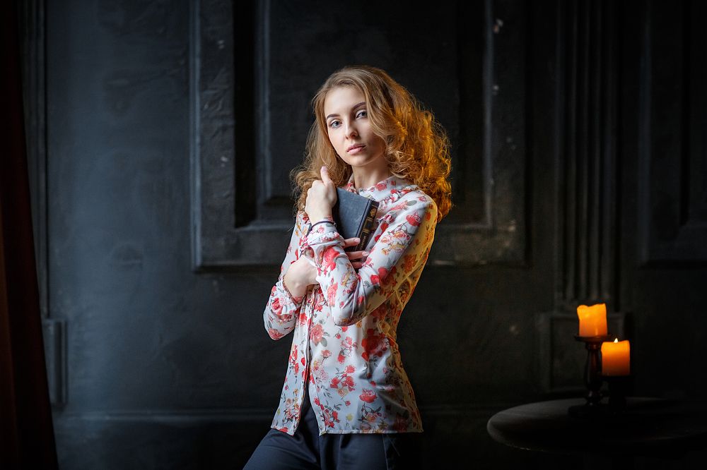 Девушка с книжкой