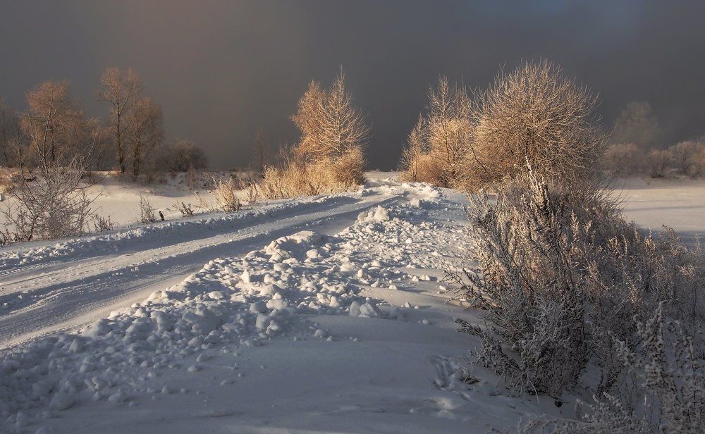По зимней дороге к парЯщей реке