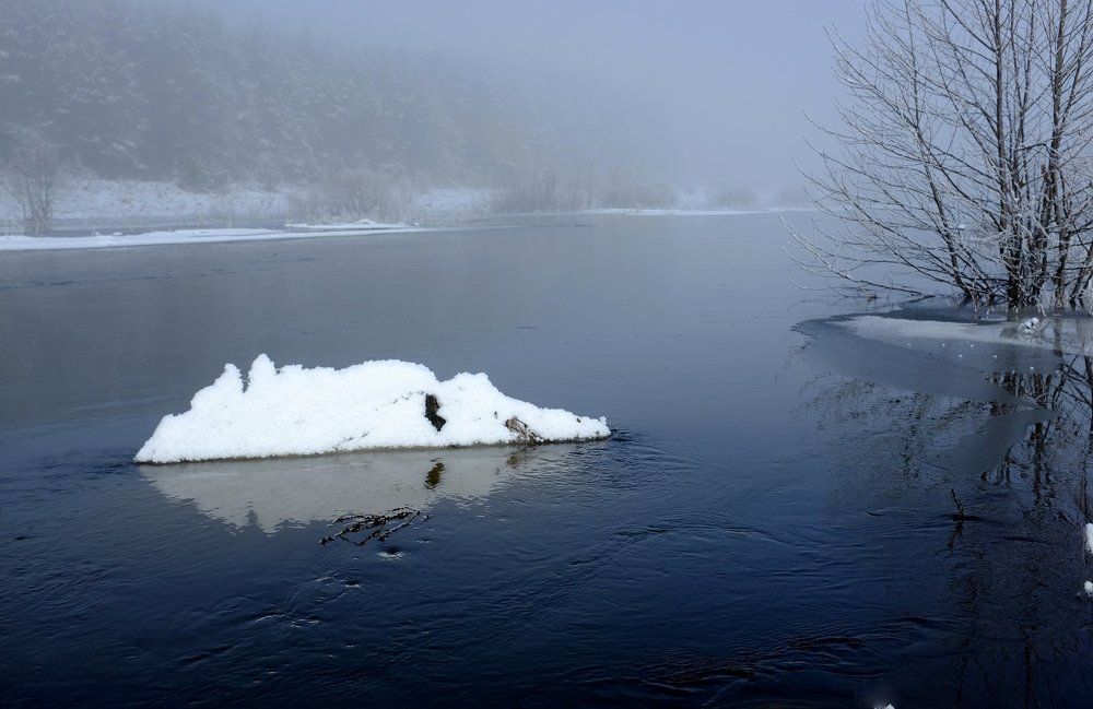 река просыпается