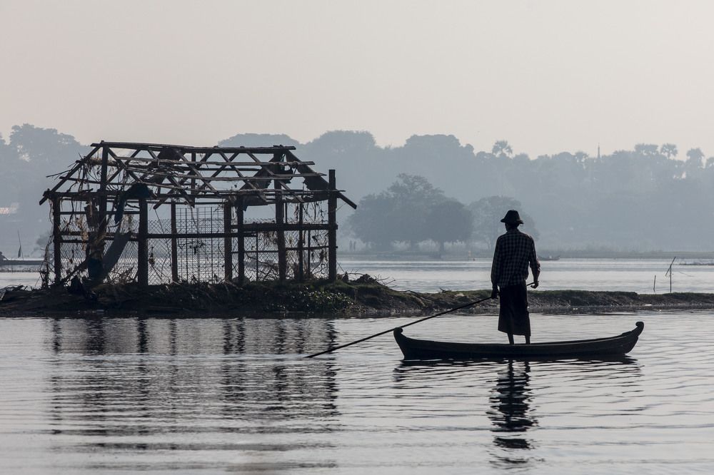Рыбак смотрит на разрушенное хранилище.