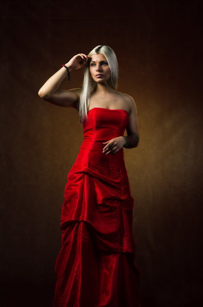 Девушка в красном