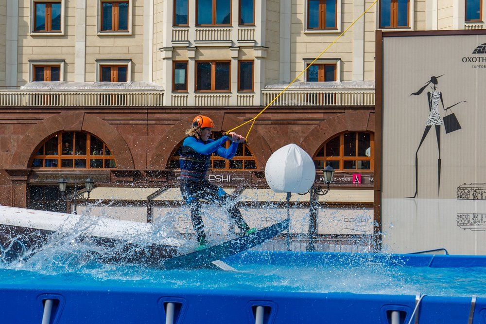По улицам Москвы на водных лыжах.