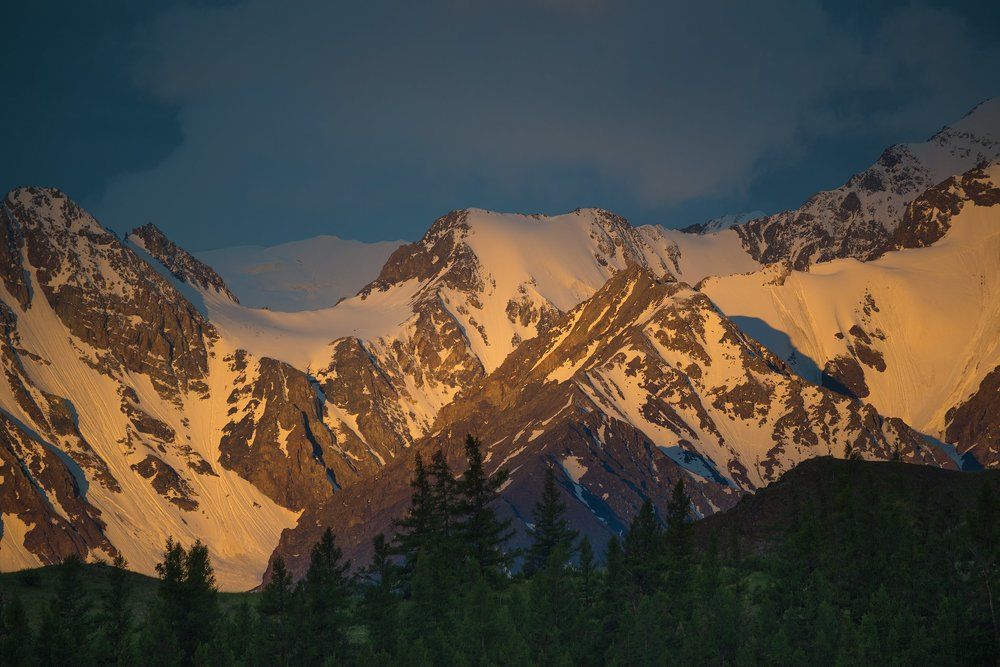 Рассветные лучи в горах Алтая