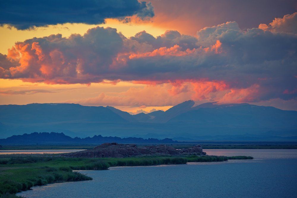 Закат на озере Ачит-Нуур.