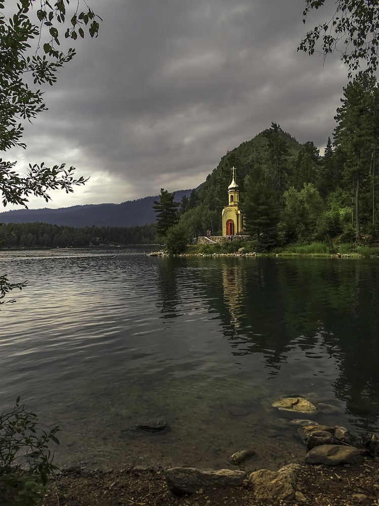Часовня у озера.
