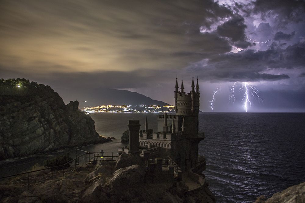 Ласточкино Гнездо и Молния