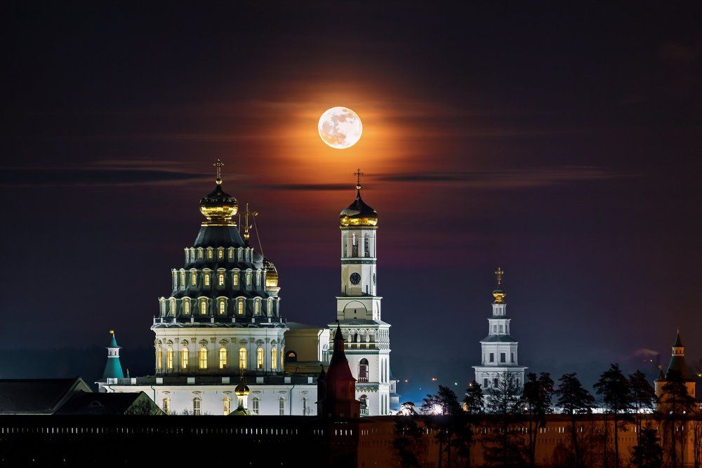 Кровавая луна над монастырем