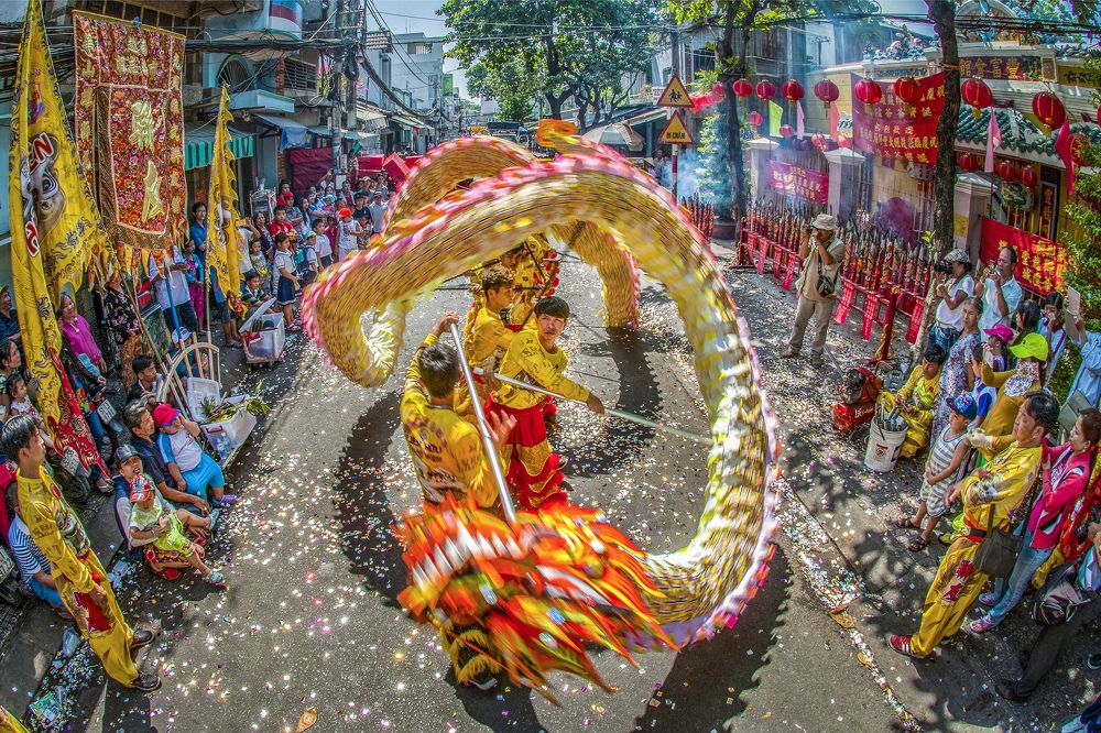 Dragon dance to celebrate the spring
