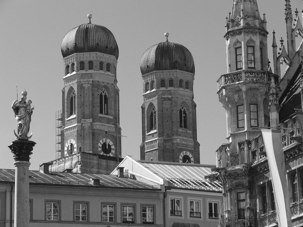 The rays of the setting sun on the towers of the Frauenkirche