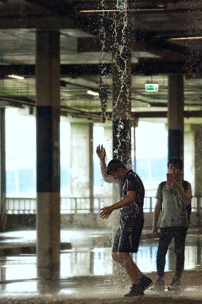 Летний душ на парковке...)))