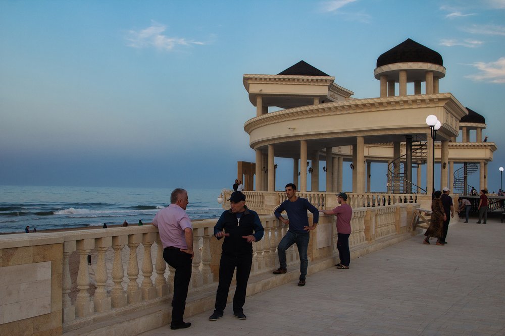 Море и люди в городе Дербент