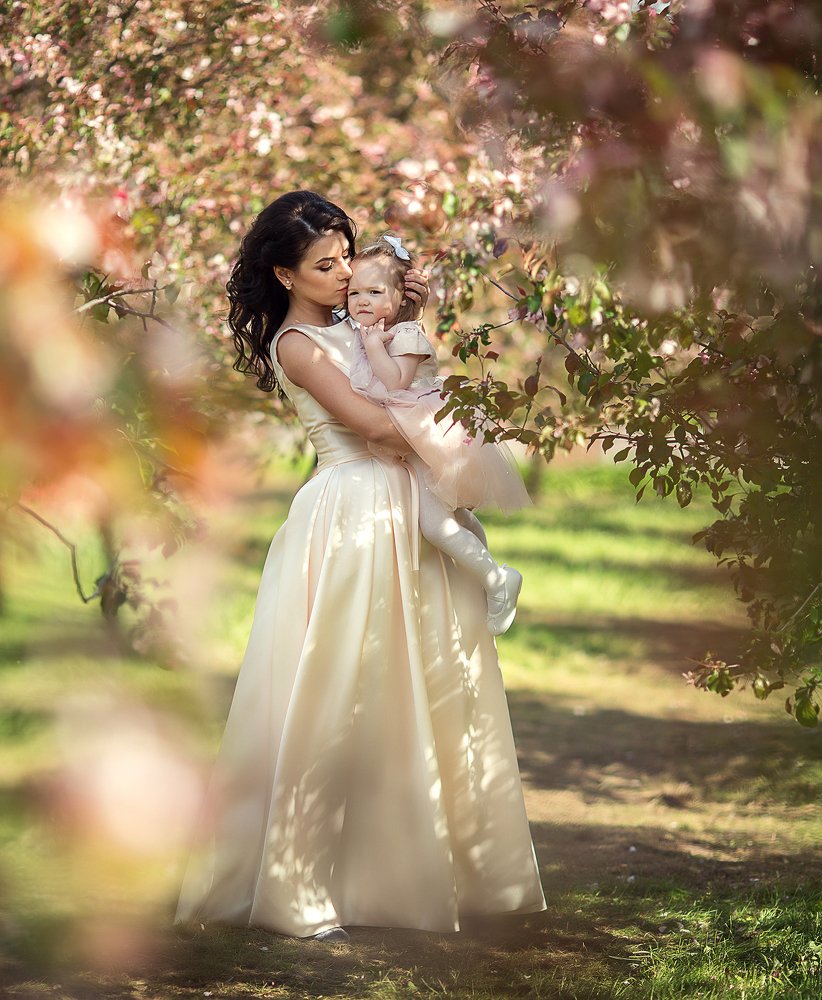 В цветущих садах