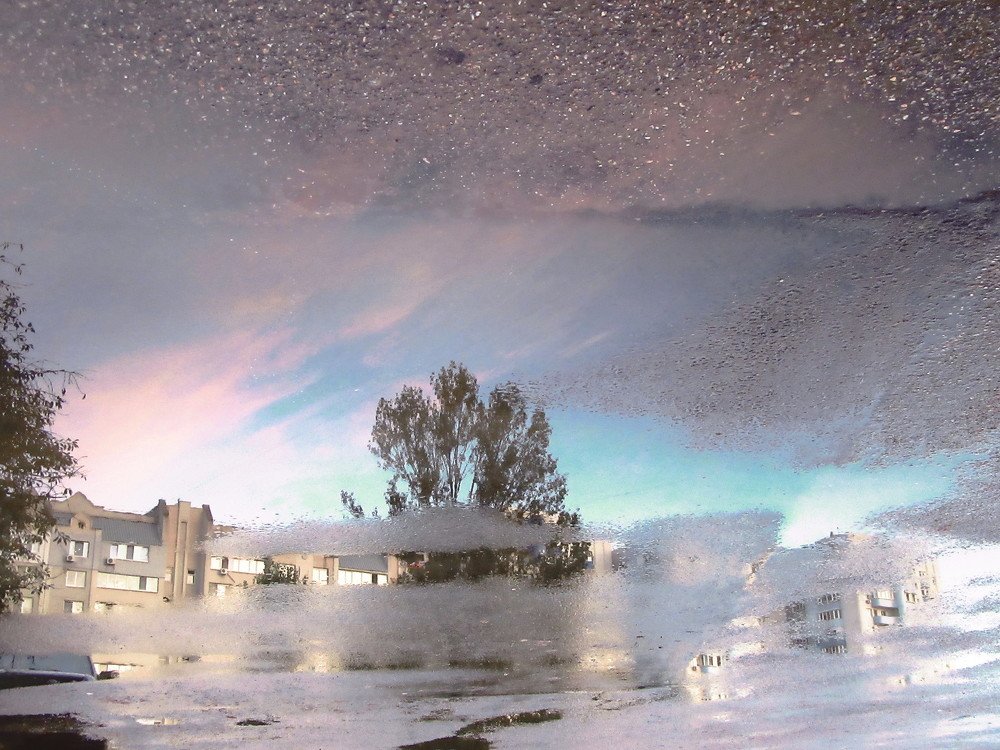 Закат рисует на мокром асфальте.