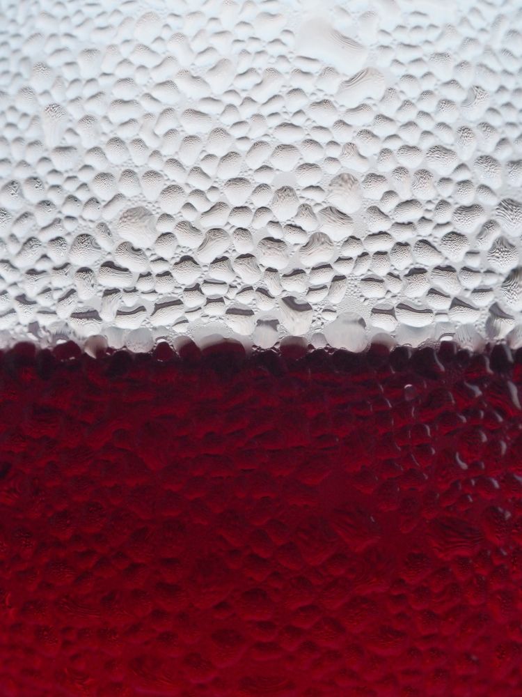 Запотевший бокал с красным вином