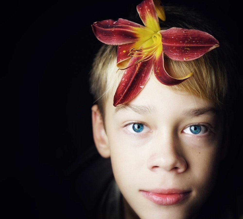 мальчик с цветком лилейника