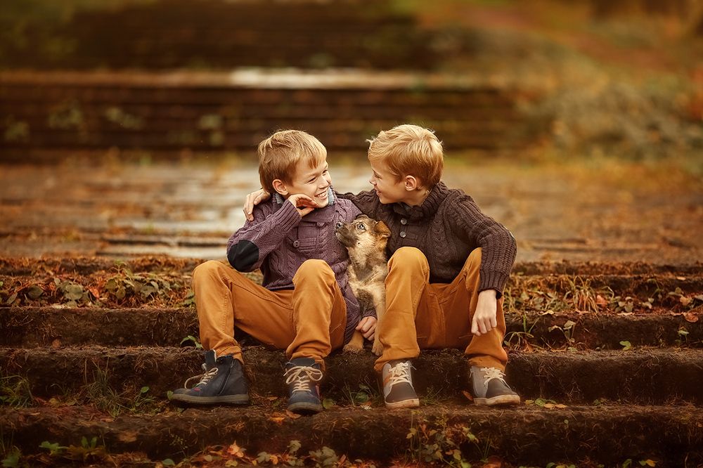 Братья в осеннем лесу.