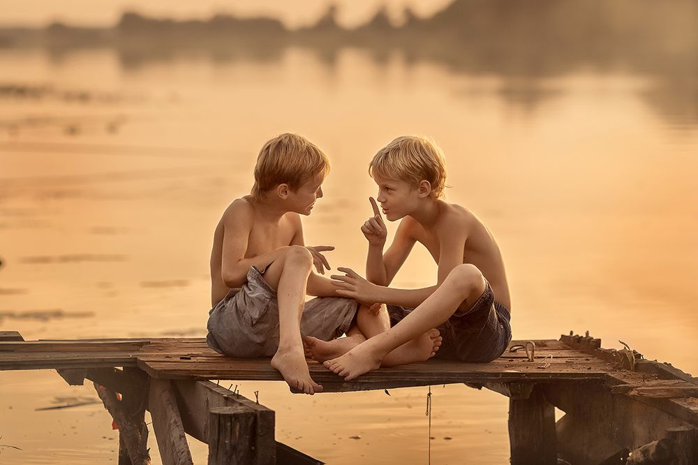 Братья у реки.