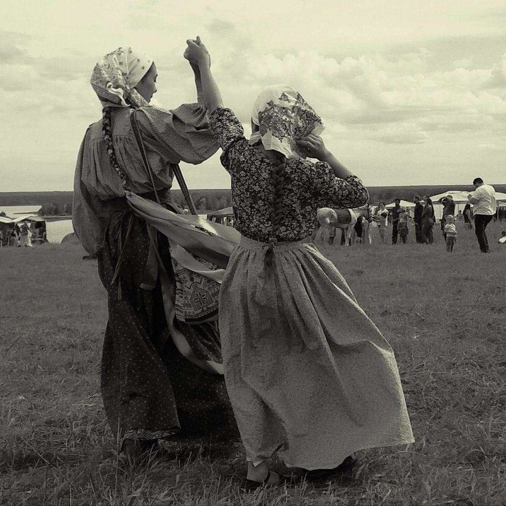 Девушки спешат на праздник