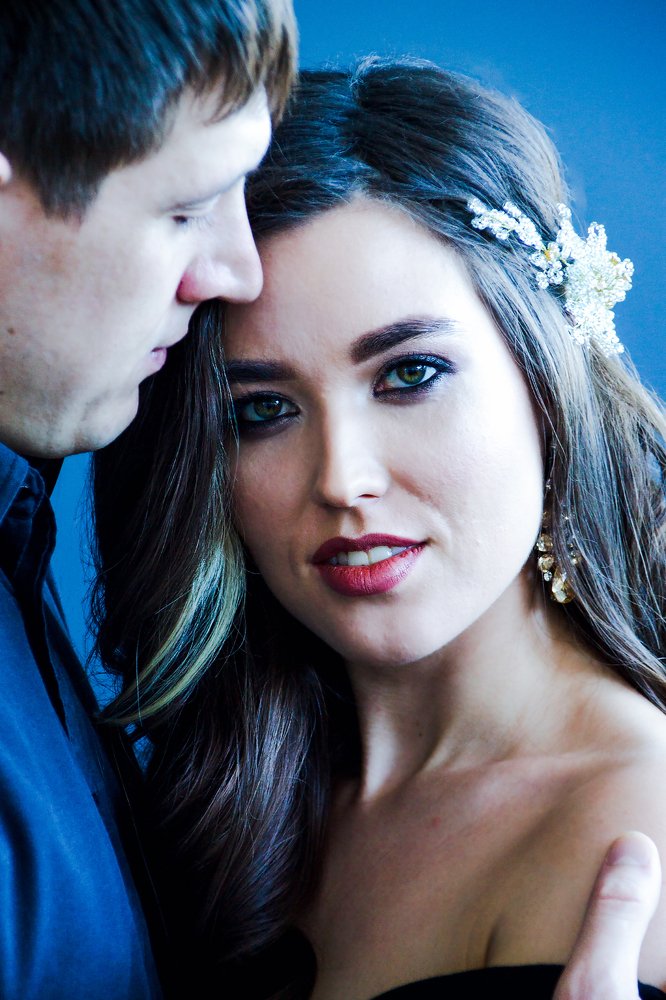 В его руках