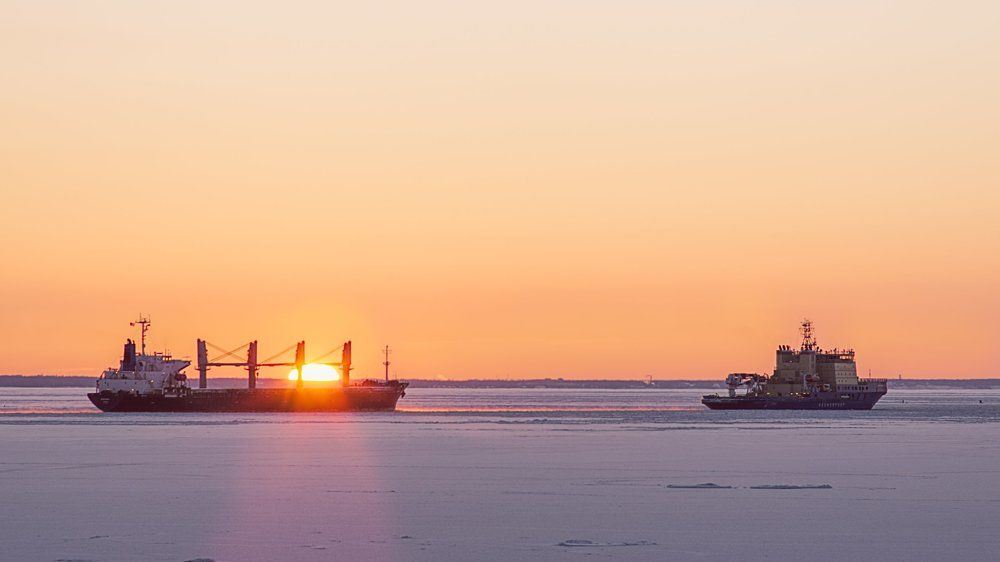 Корабли увозят Солнце из Петербурга
