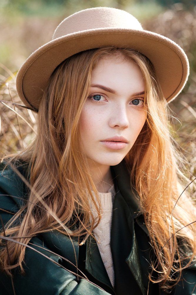 Её медовый цвет волос