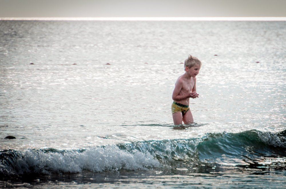 Мальчик и холодная волна