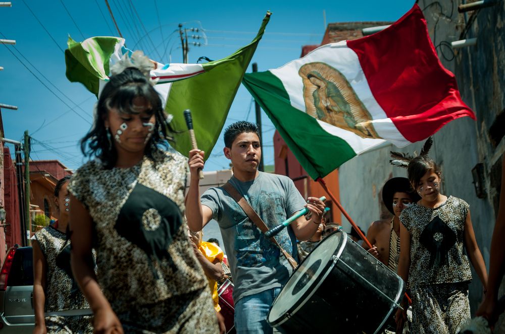 percusiones en desfile callejero