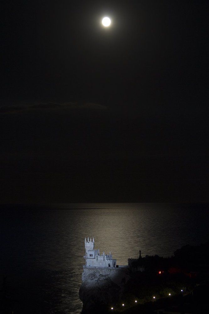 Ласточкино гнездо и луна