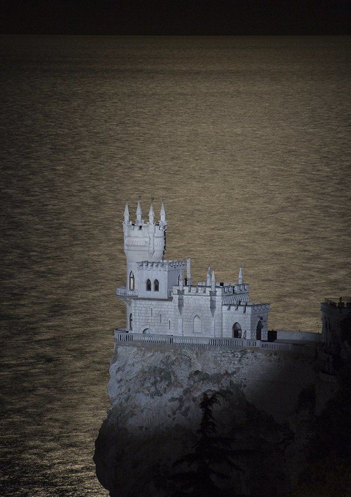 Ласточкино гнездо на фоне лунной дорожки