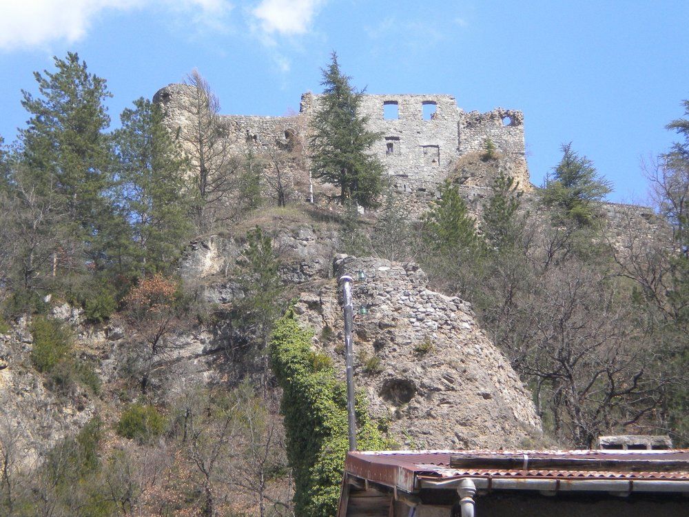 The surviving wall of the castle (Le Chateau de la Reine Jeanne)