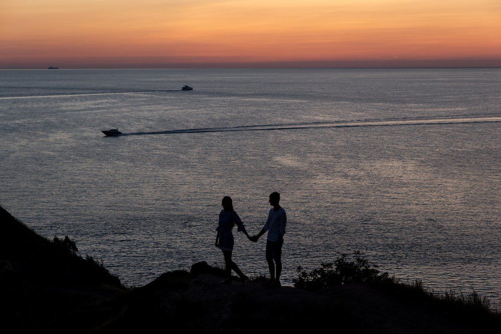 Силуэты у моря