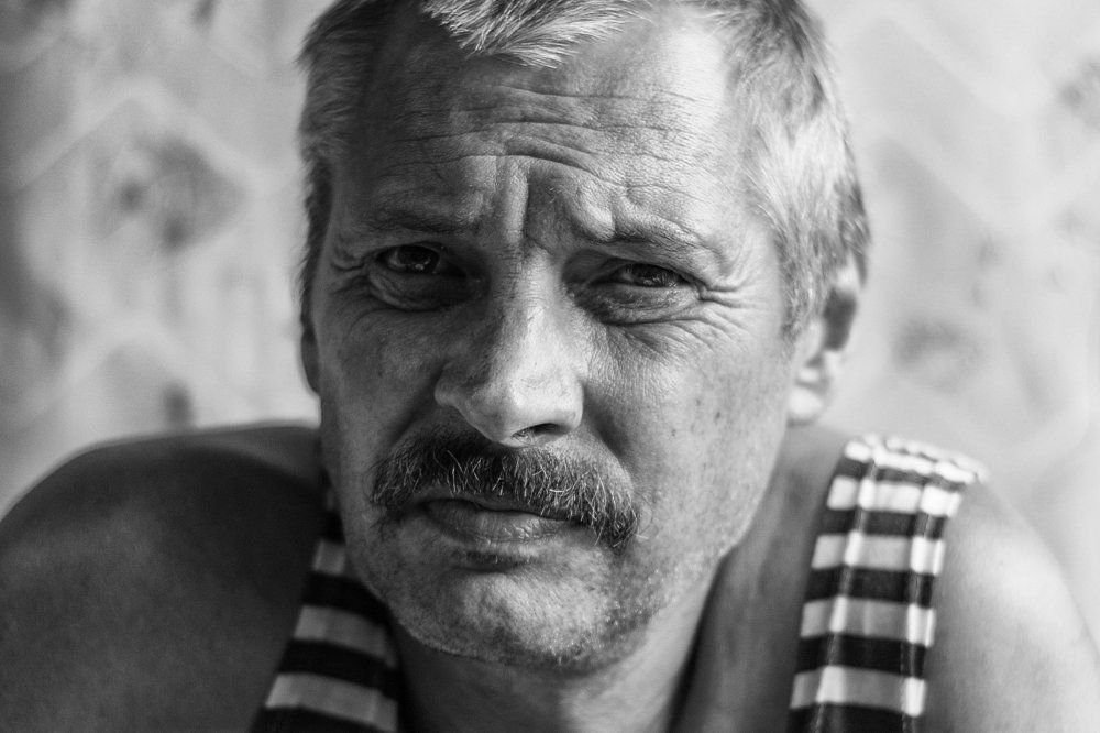 Мужчина средних лет.