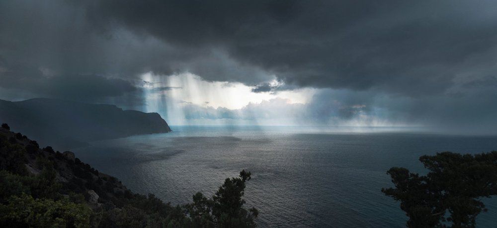 Снежная буря над морем