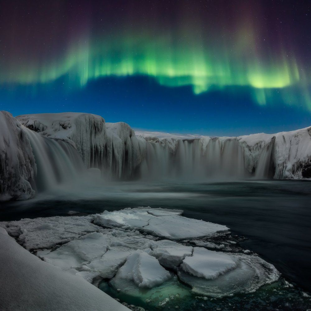 Сияние над водопадом