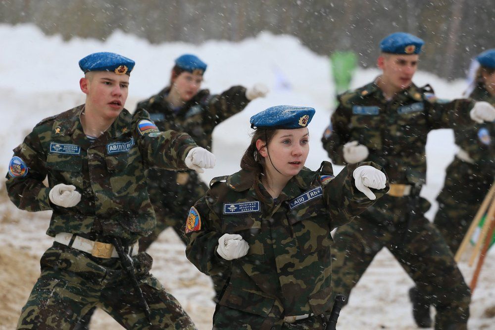 Девчонки тоже мечтают стать защитниками Отечества