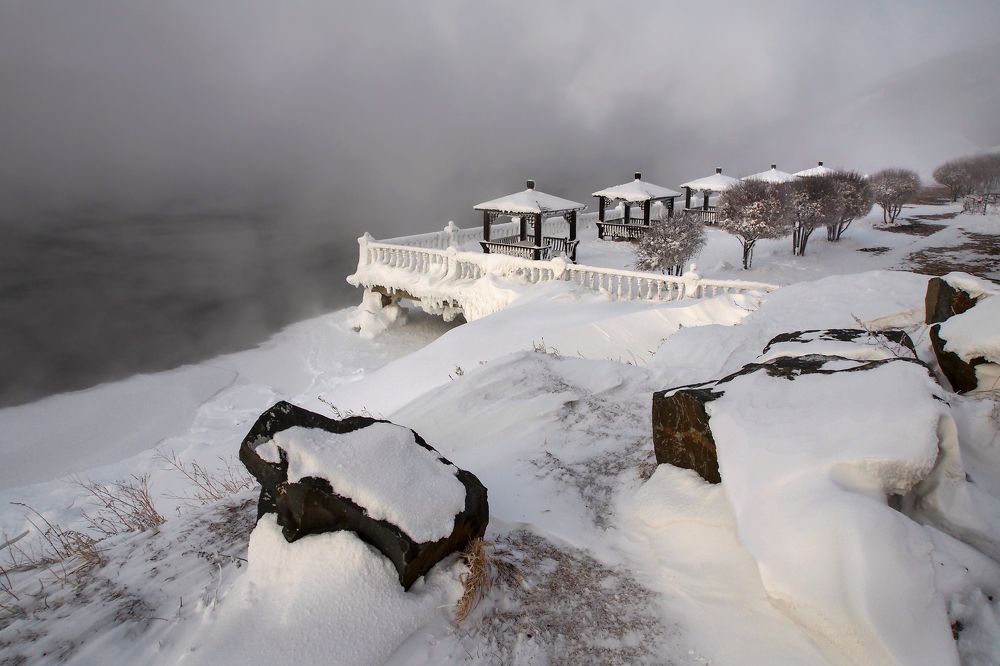 На берегу реки холодной
