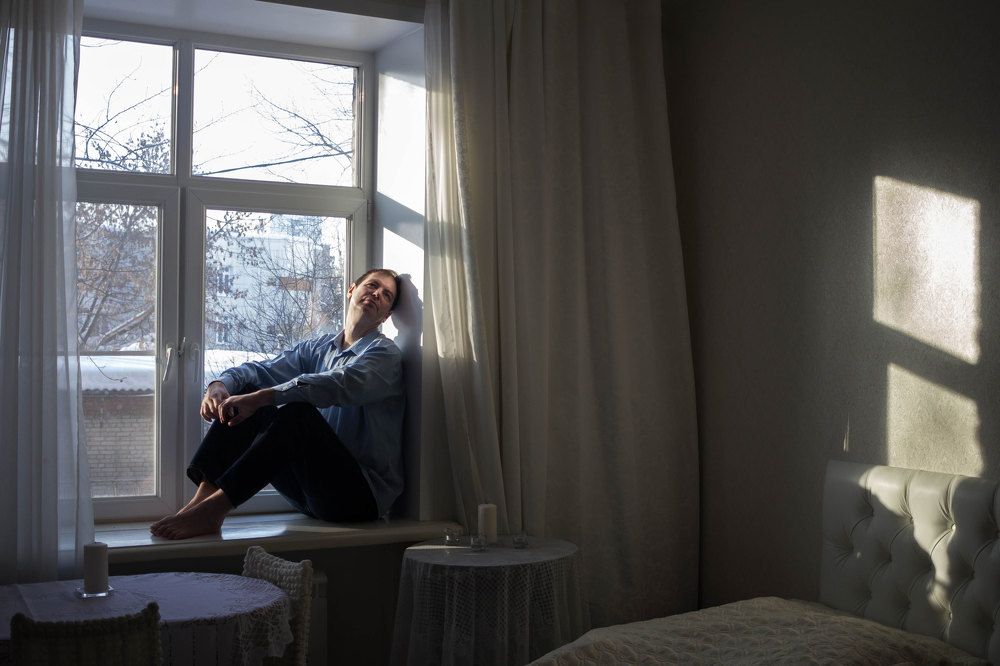 Мужской портрет у окна