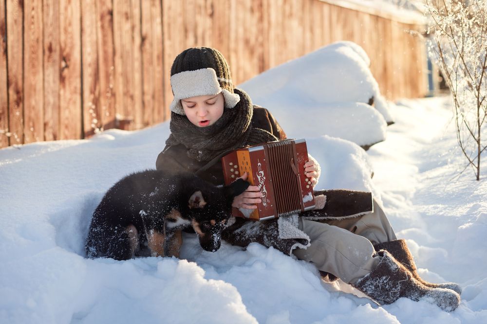 мальчик и бродячий песик