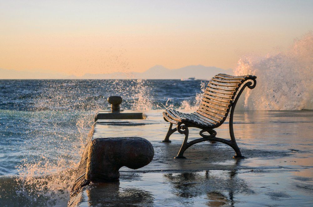 Скамейка у моря.