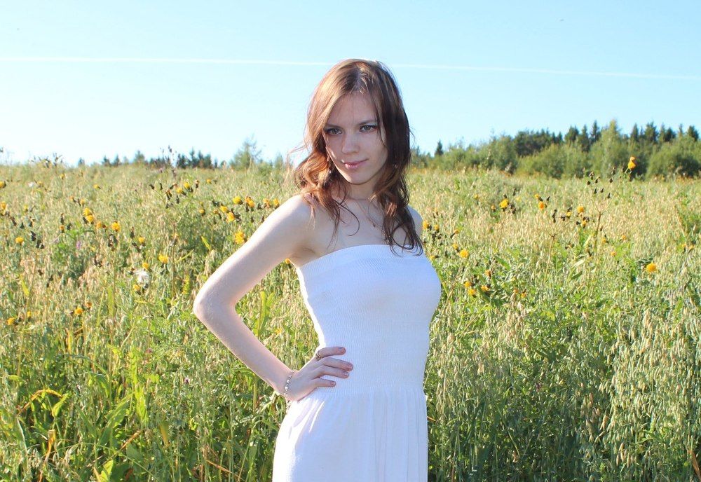 Девушка в поле