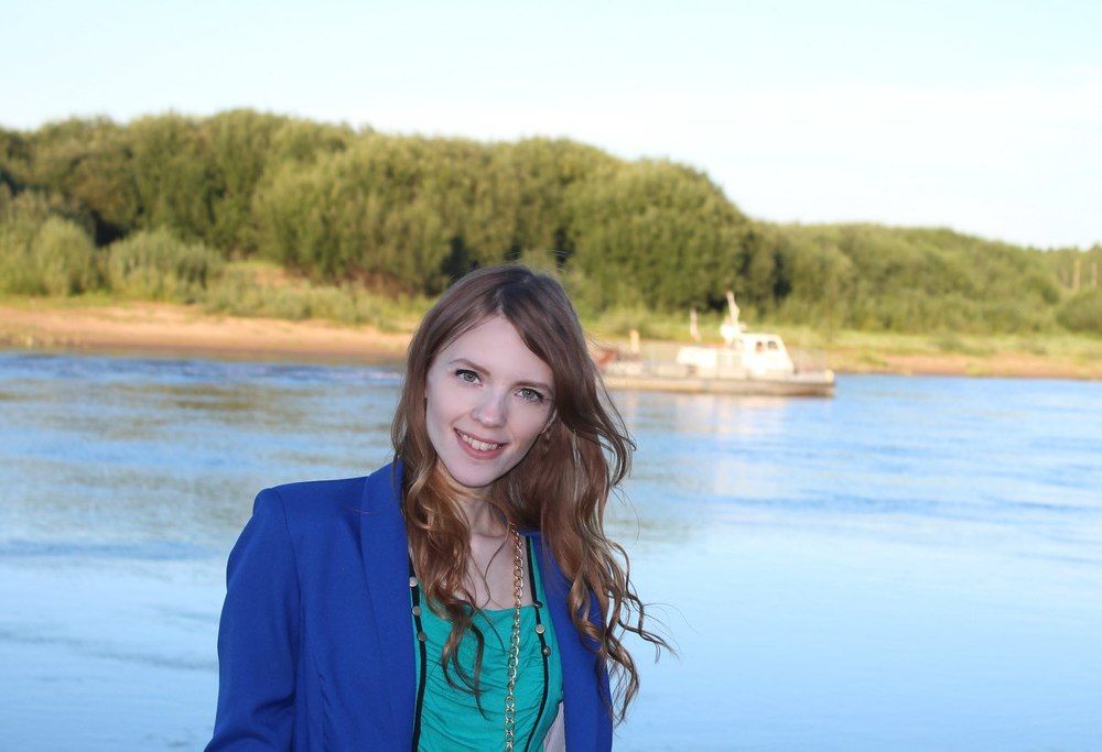 На фоне реки