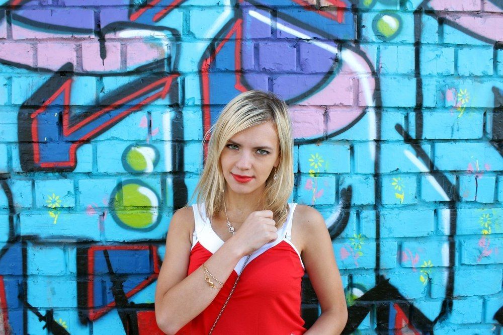 На фоне арт стены