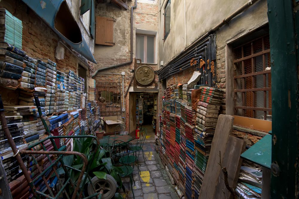 Книжный двор