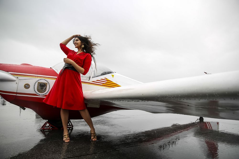 Девушка + самолет.